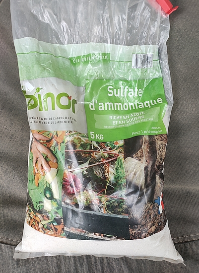 Ammonia sulfate attractant.usable in the traps against the Black Fig Fly.